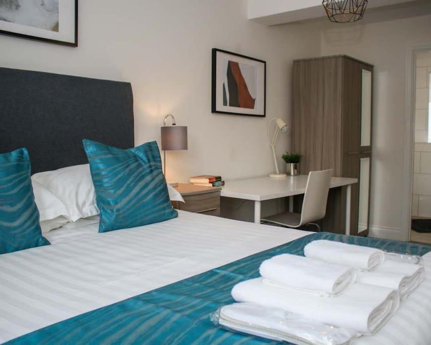 Luxe Living Guest House-Sleeps 6 -Family Friendly-Private Parking-Wifi-City-Beach Swansea Ngoại thất bức ảnh